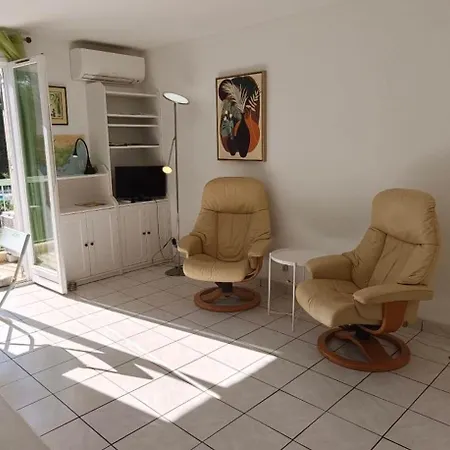 Quiet With Balcony And Swimming Pool *