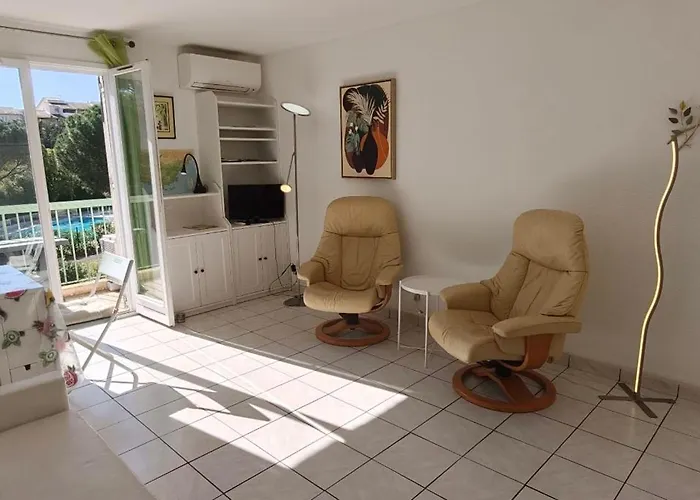 Quiet With Balcony And Swimming Pool *
