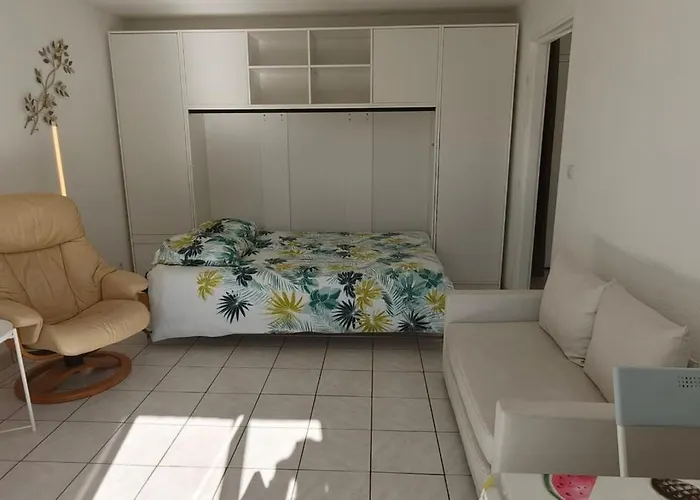 Quiet With Balcony And Swimming Pool *